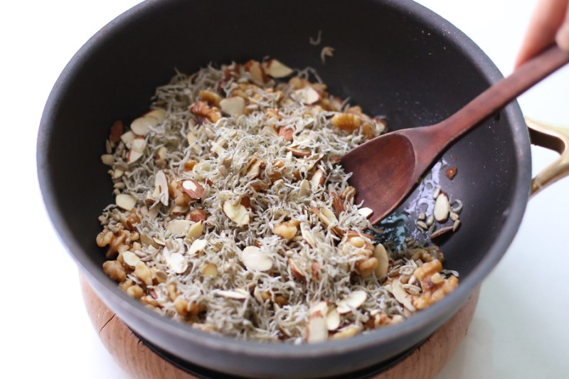 Cá cơm rim mặn ngọt: Ngon bổ rẻ, trời lạnh ăn cùng cơm thì quá chuẩn-6