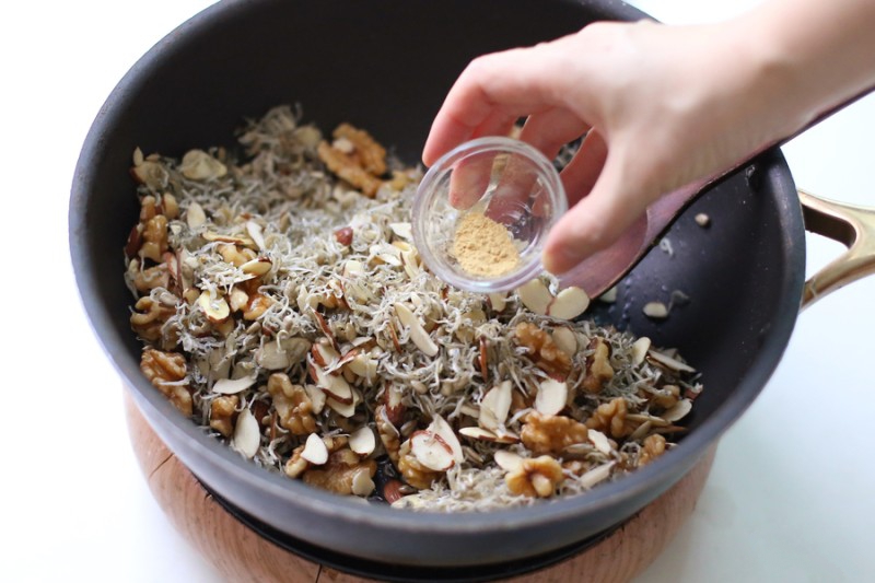 Cá cơm rim mặn ngọt: Ngon bổ rẻ, trời lạnh ăn cùng cơm thì quá chuẩn-7