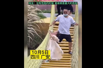 Cha đùa dai làm con gái rơi khỏi cầu treo ở Trung Quốc-2
