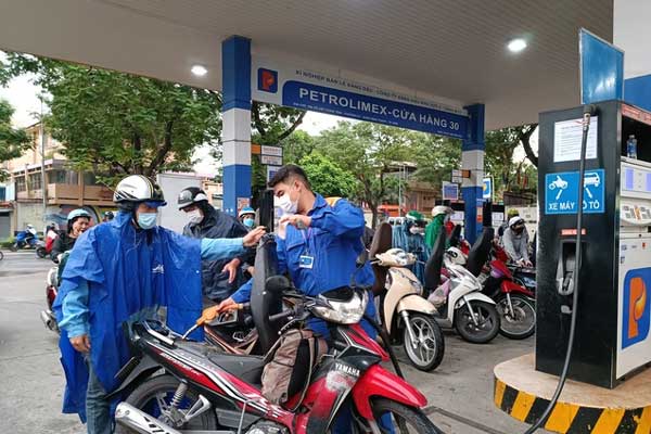 Cám cảnh: Người dân hút xăng trong xe, chia nhau từng giọt vượt cơn khát-24