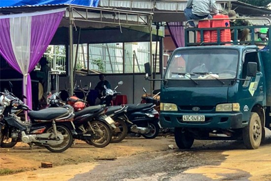 Bắn chết con riêng của vợ rồi tự tử