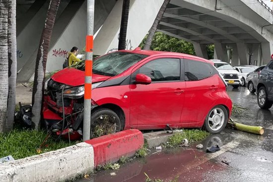 TP.HCM: Ô tô kéo lê xe máy lên bãi cỏ ven đường sau va chạm