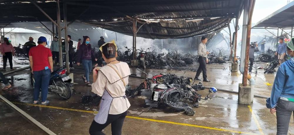 Bãi xe cháy ngùn ngụt, hàng trăm xe máy của công nhân may ở Nam Định bị thiêu rụi-4