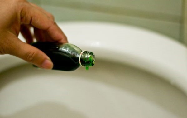 Vì sao nên đặt một lọ dầu gió trong nhà vệ sinh: Biết lợi ích ai cũng muốn làm theo-1