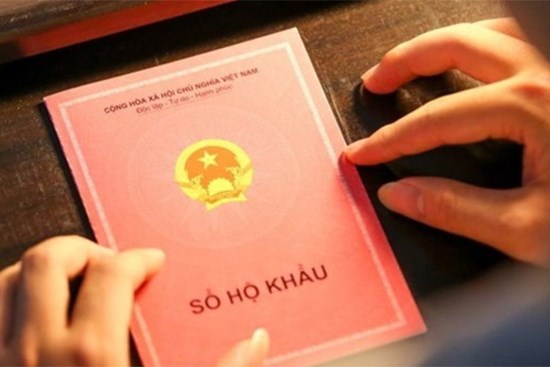 Người dân chật vật khi sổ hộ khẩu giấy bị thu hồi: Cơ quan chức năng nói gì?