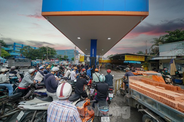 Cám cảnh: Người dân hút xăng trong xe, chia nhau từng giọt vượt cơn khát-8