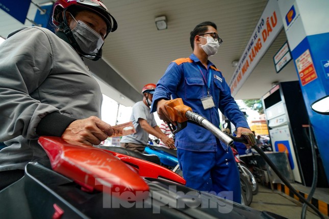 Cám cảnh: Người dân hút xăng trong xe, chia nhau từng giọt vượt cơn khát-19