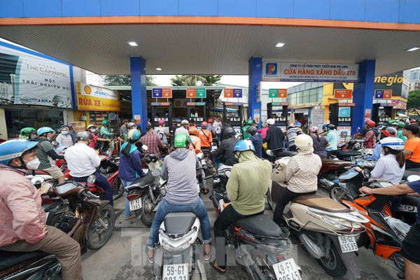 Bị từ chối khi mang can đi mua xăng ở TP.HCM-4