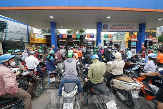 Cám cảnh: Người dân hút xăng trong xe, chia nhau từng giọt vượt 'cơn khát'