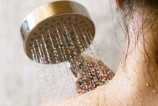 Chuyên gia chỉ ra các sai lầm khi tắm có thể gây hại, thậm chí tiềm ẩn nguy cơ đột quỵ