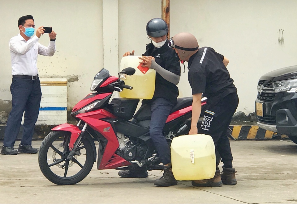 Bị từ chối khi mang can đi mua xăng ở TP.HCM-1