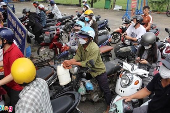 Bị từ chối khi mang can đi mua xăng ở TP.HCM