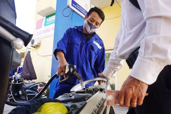 Giá xăng dầu hôm nay sẽ tăng mạnh, hết cảnh cây xăng ngừng bán?-2