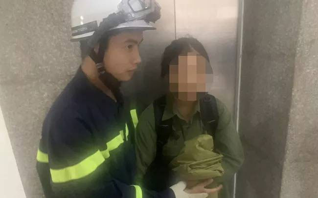 Hà Nội: Giải cứu một học sinh bị kẹt trong thang máy chung cư-1
