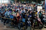 Đồng Nai: Bán xăng dạo trước trạm xăng với giá khủng-7