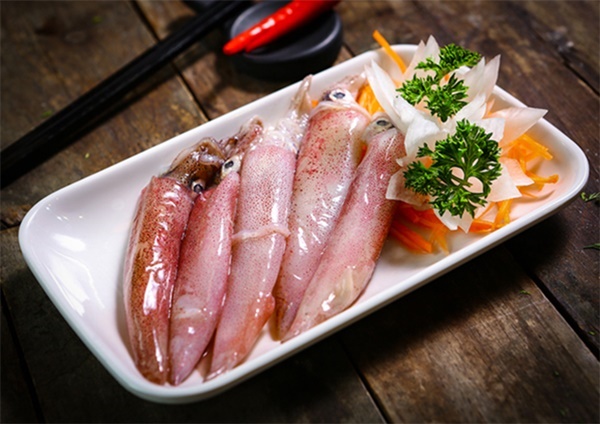 Trời trở lạnh, chị em chiêu đãi cả nhà món mực chiên nước mắm đậm đà, ăn cùng cơm nóng thì ngon hết ý-1