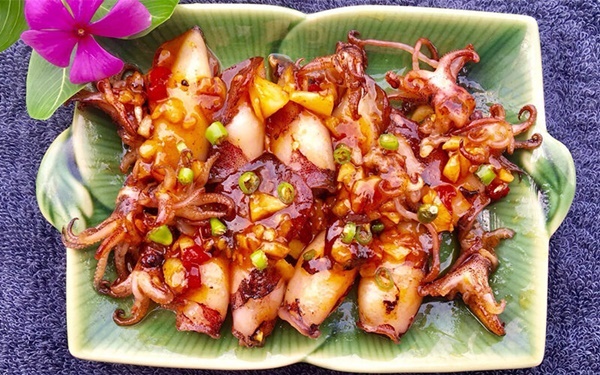 Trời trở lạnh, chị em chiêu đãi cả nhà món mực chiên nước mắm đậm đà, ăn cùng cơm nóng thì ngon hết ý-2