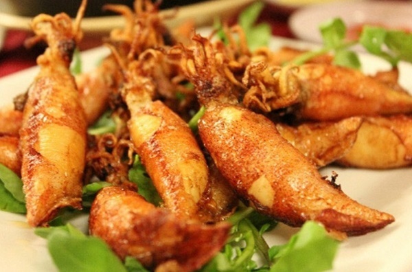 Trời trở lạnh, chị em chiêu đãi cả nhà món mực chiên nước mắm đậm đà, ăn cùng cơm nóng thì ngon hết ý-4