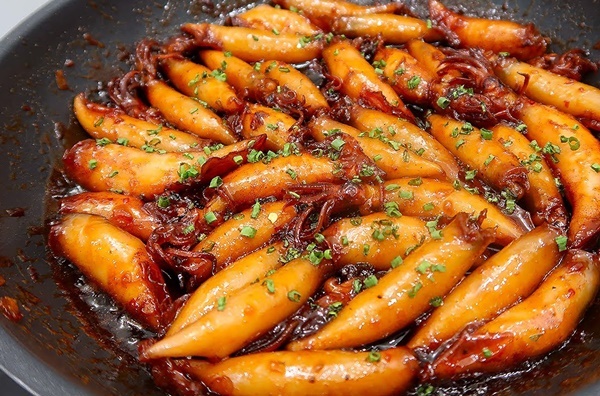 Trời trở lạnh, chị em chiêu đãi cả nhà món mực chiên nước mắm đậm đà, ăn cùng cơm nóng thì ngon hết ý-3