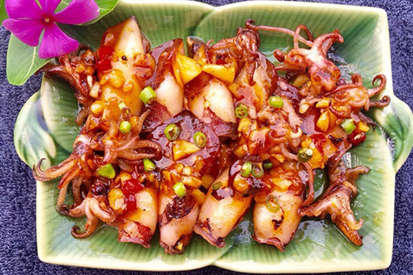 Trời trở lạnh, chị em chiêu đãi cả nhà món mực chiên nước mắm đậm đà, ăn cùng cơm nóng thì ngon hết ý