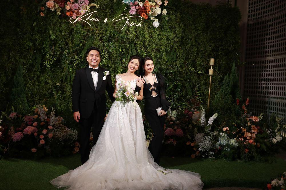 Nhã Phương sửa áo cực tinh tế khi đụng hàng Hương Giang-1