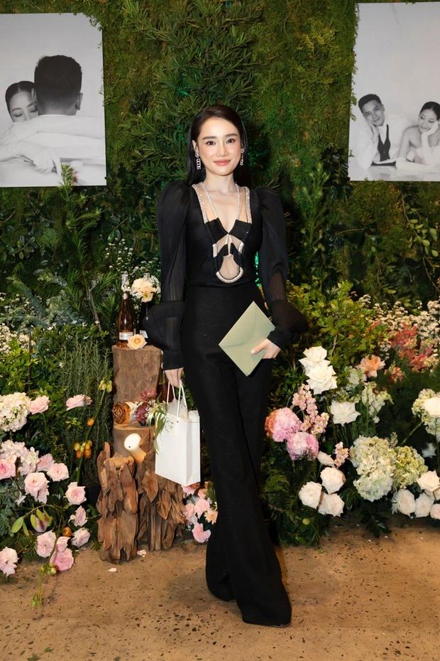 Nhã Phương sửa áo cực tinh tế khi đụng hàng Hương Giang-2