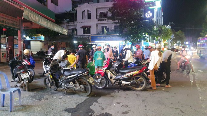 Đồng Nai: Bán xăng dạo trước trạm xăng với giá khủng-2