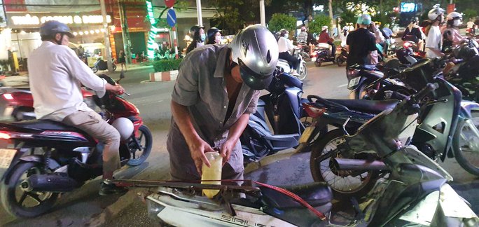 Đồng Nai: Bán xăng dạo trước trạm xăng với giá khủng-3