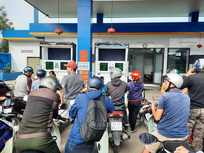 Đồng Nai: Bán xăng dạo trước trạm xăng với giá khủng-4