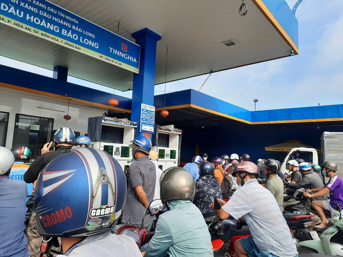 Đồng Nai: Bán xăng dạo trước trạm xăng với giá khủng-5