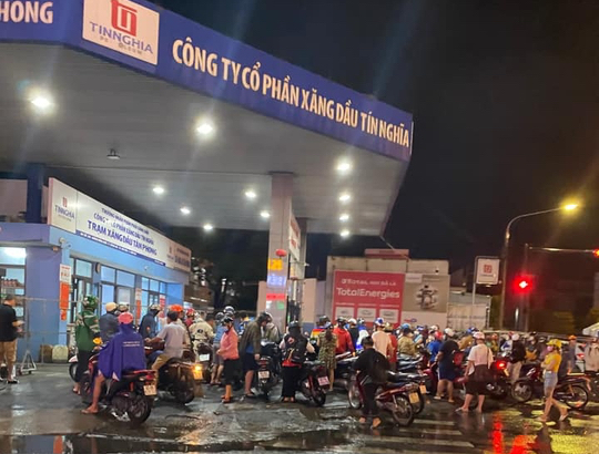 Đồng Nai: Bán xăng dạo trước trạm xăng với giá khủng-6