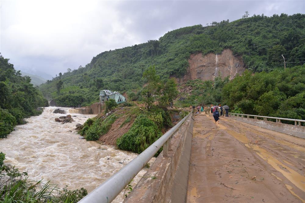 Hiện trường vụ sạt lở kinh hoàng tại thủy điện Kà Tinh khiến 1 người mất tích-8
