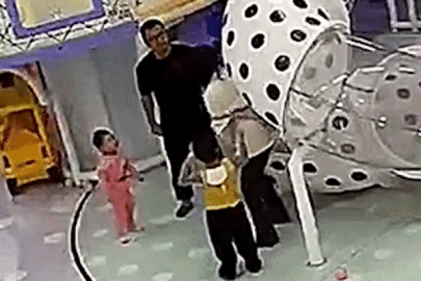 Người đàn ông thẳng tay tát phụ nữ vì 2 con va chạm trong khu vui chơi