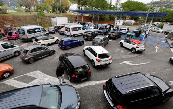 Ôtô xếp hàng dài nhiều giờ chờ đồ xăng ở Pháp-2