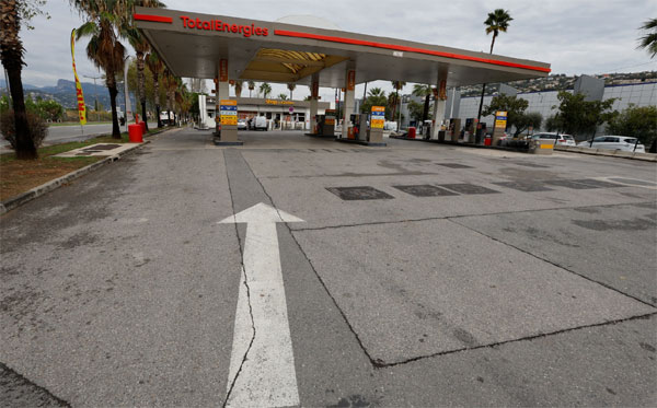 Ôtô xếp hàng dài nhiều giờ chờ đồ xăng ở Pháp-3