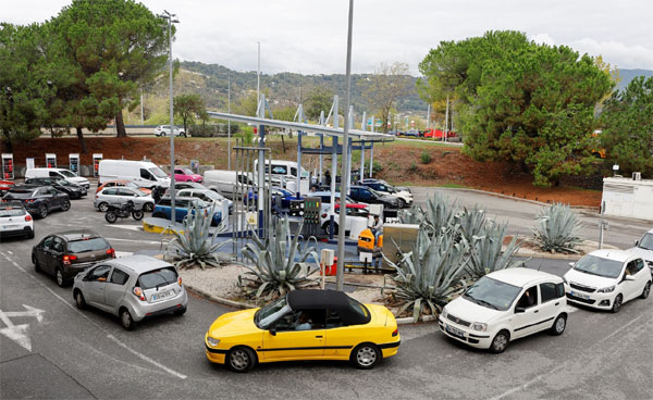 Ôtô xếp hàng dài nhiều giờ chờ đồ xăng ở Pháp-4