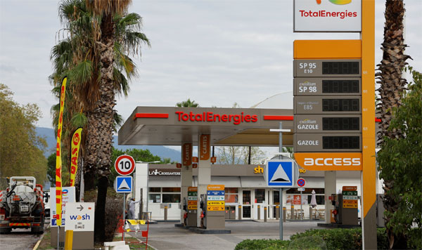 Ôtô xếp hàng dài nhiều giờ chờ đồ xăng ở Pháp-5