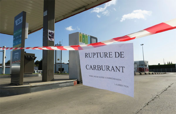 Ôtô xếp hàng dài nhiều giờ chờ đồ xăng ở Pháp-6