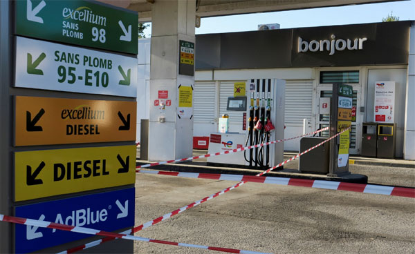 Ôtô xếp hàng dài nhiều giờ chờ đồ xăng ở Pháp-7