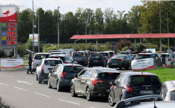 Ôtô xếp hàng dài nhiều giờ chờ đồ xăng ở Pháp-8