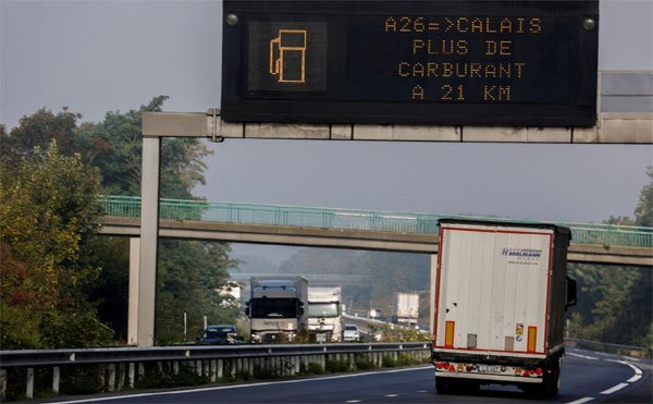 Ôtô xếp hàng dài nhiều giờ chờ đồ xăng ở Pháp-9