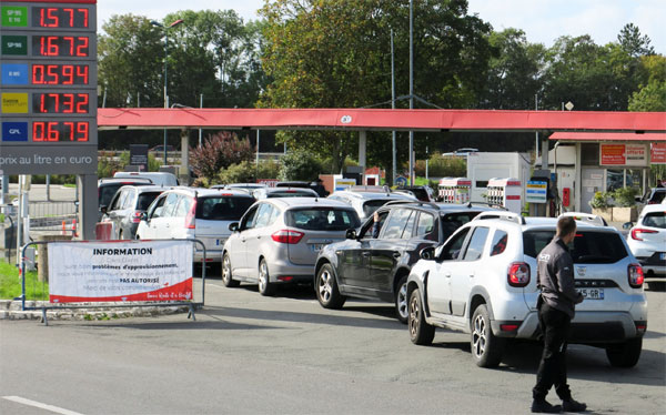 Ôtô xếp hàng dài nhiều giờ chờ đồ xăng ở Pháp-10