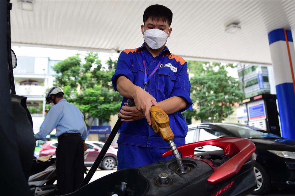 Giá xăng tăng sau chuỗi ngày giảm sốc, giá dầu đắt thêm 2.000 đồng/lít-1