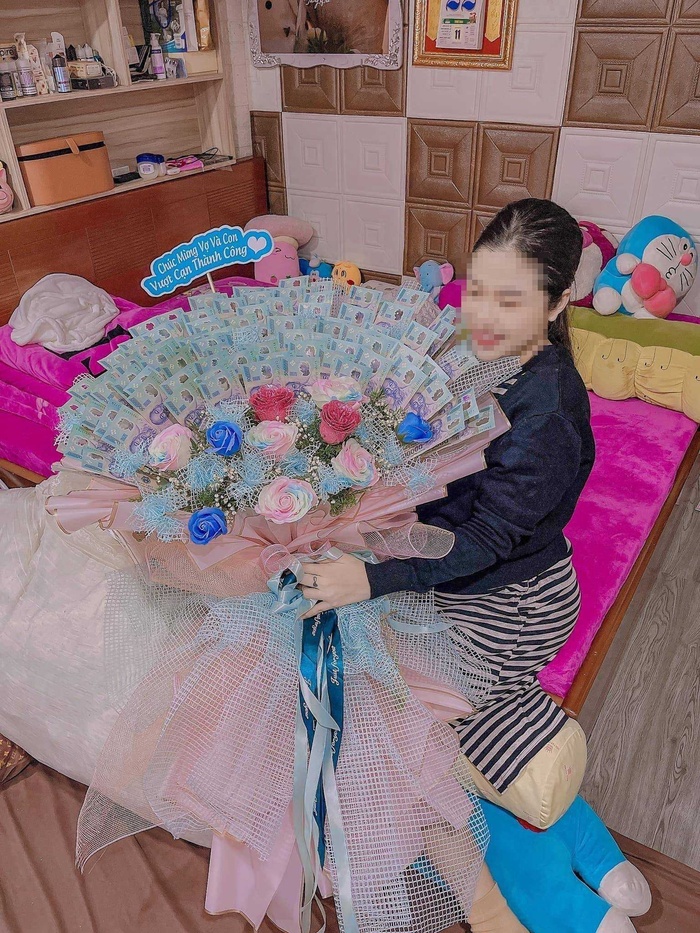 Sản phụ vừa vượt cạn được chồng đón về bằng bó hoa tiền hàng chục triệu, chị em nhìn vào ước: Thế này tình nguyện đẻ cả đội bóng-1