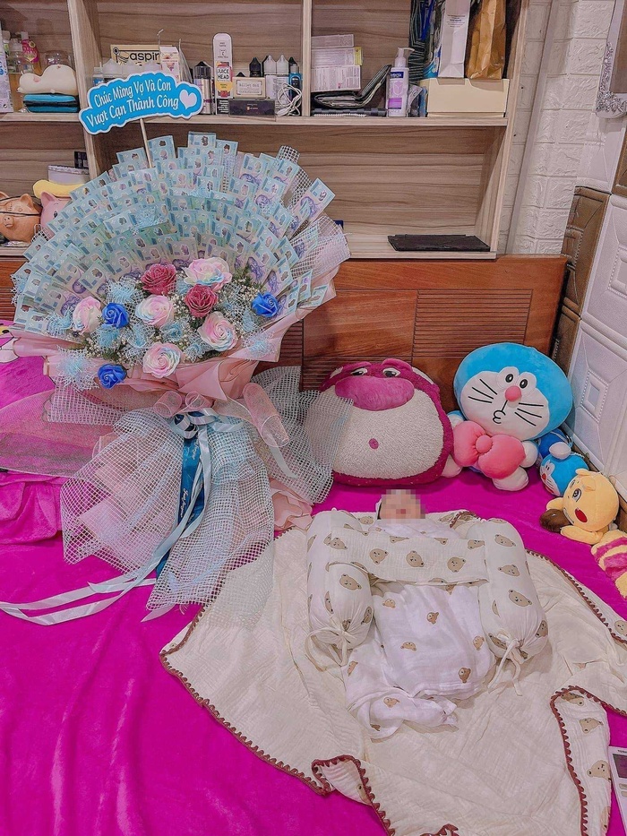 Sản phụ vừa vượt cạn được chồng đón về bằng bó hoa tiền hàng chục triệu, chị em nhìn vào ước: Thế này tình nguyện đẻ cả đội bóng-2