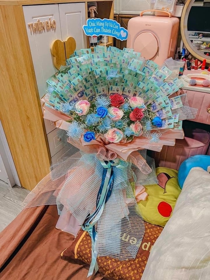 Sản phụ vừa vượt cạn được chồng đón về bằng bó hoa tiền hàng chục triệu, chị em nhìn vào ước: Thế này tình nguyện đẻ cả đội bóng-3