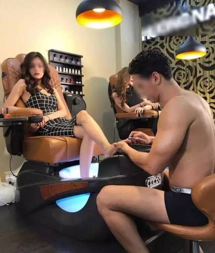 Tiệm nail thuê dàn trai đẹp 6 múi phục vụ gây tranh cãi-11