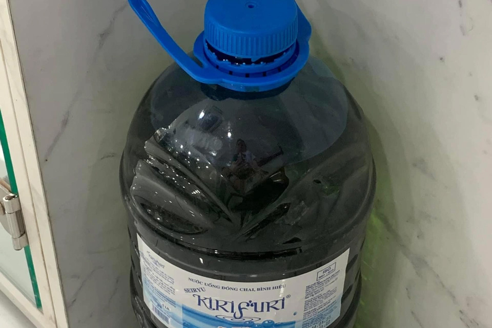 Bác sĩ tái mặt khi bệnh nhân tặng can xăng 10 lít-1