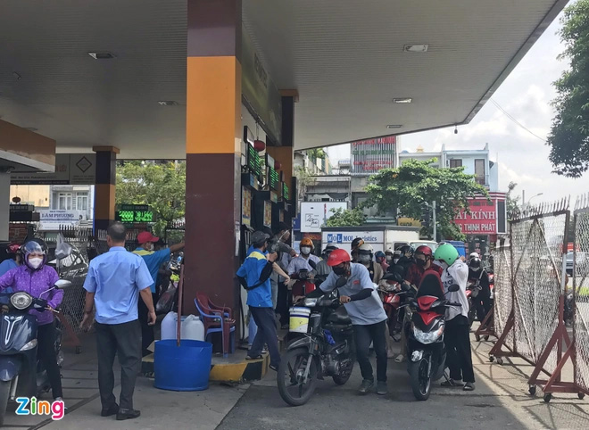 Bác sĩ tái mặt khi bệnh nhân tặng can xăng 10 lít-2