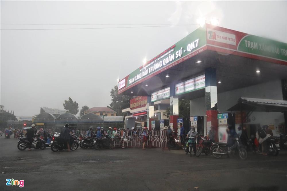 Hàng loạt cây xăng hoạt động lại sau khi xăng tăng giá-1